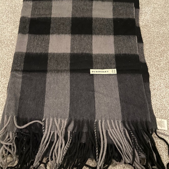 Burberry scarf - Picture 2 of 6